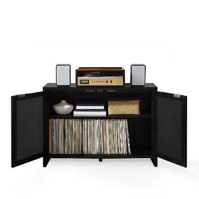 Retro stereoanlegg med høyttalere og vinylplater i et skap